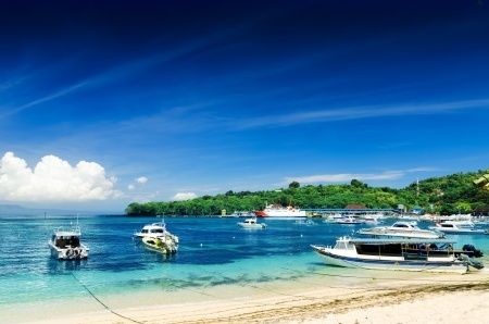 在田园诗般的海滩上放松