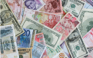 店内有 40 多种货币